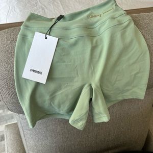 Gymshark Whitney Simmons Scrunch Shorts * Moss Green